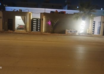 شاليه بمسطح اخضر وجلسة خارجية 