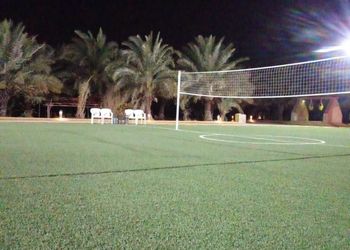 مزرعة بمسطح اخضر وجلسة