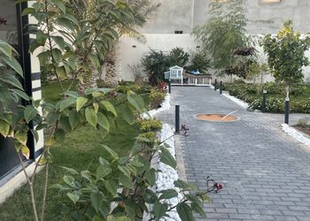 شاليه بمسطح اخضر ومسبح