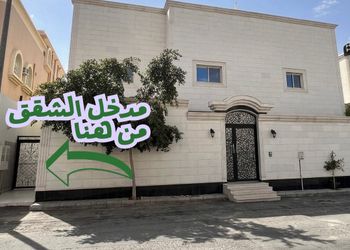 شقة بثلاث غرف نوم وصالة و مجلس