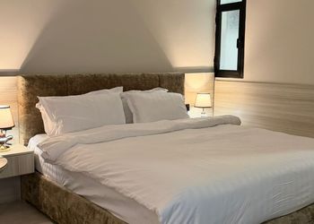 استديو بأثاث مريح وبسيط 