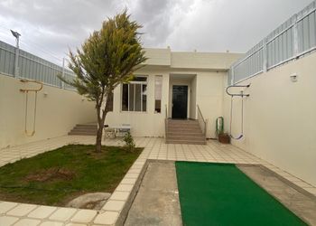استراحة بمسطح اخضر ومجلس