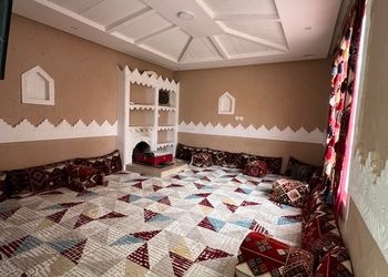 شاليه بمسبح خارجي وجلسة خارجية