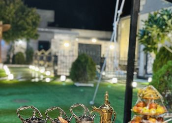 شاليه بجلسة تطل على مسبح خارجي 