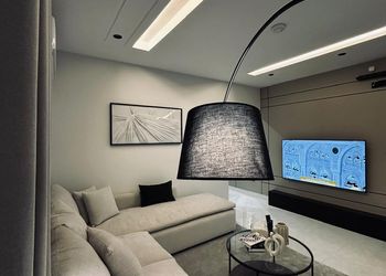شقة بصالة أنيقة ودخول ذاتي