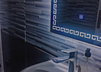 شقة بغرفتين نوم وصالة ومجلس
