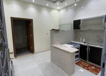 شالية واسع بمجلس ومسبح خارجي