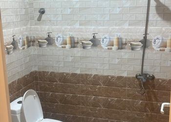 شاليه بجلسة تطل على مسبح خارجي 