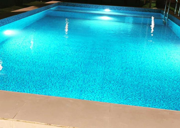 استراحة بمسبح و مسطح اخضر