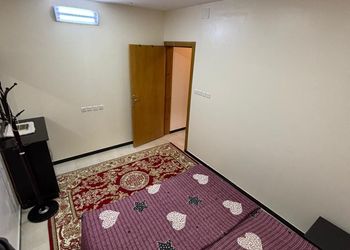 شقة بصالة جلوس وغرفتين نوم 