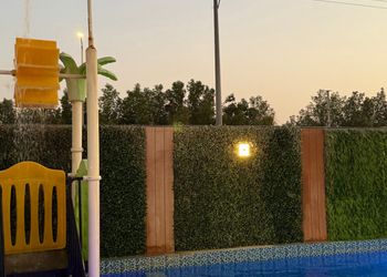 شاليه بجلسة خارجية ومسطح اخضر