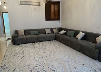 شقة بصالة وثلاث غرف نوم 