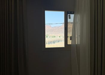 شقة بصالة جلوس وغرفة نوم 