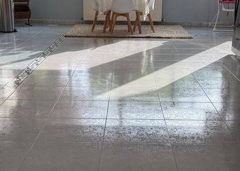 شاليه بمسطح اخضر ومسبح 