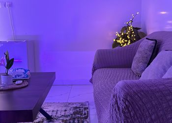 استديو بأثاث مريح وبسيط 