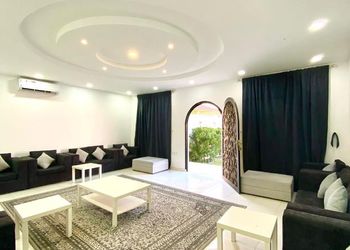 شاليه بجلسة مطلة على المسبح