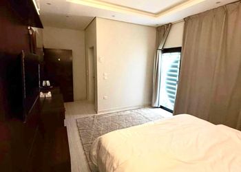استديو بأثاث مريح وبسيط 