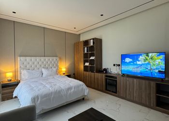 استديو بأثاث مريح وبسيط 