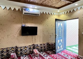 شاليه بمسطح اخضر ومسبح 