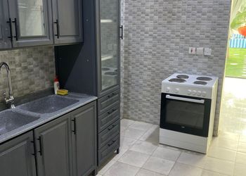 شاليه بجلسه مطله على مسطح اخضر