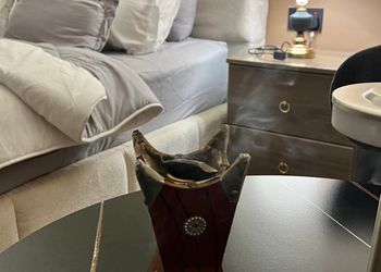 شقة بصالة مريحة وغرفة نوم 