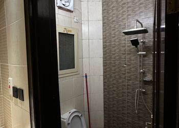 استديو بسرير ماستر وجلسة مريحة 