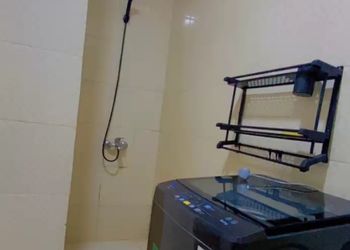 شقة بصالة مريحة وغرفتين نوم 