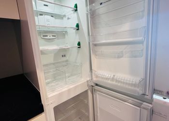 غرفة بسرير ماستر ودخول ذاتي