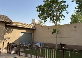 شاليه بمسطح اخضر وجلسة خارجية 