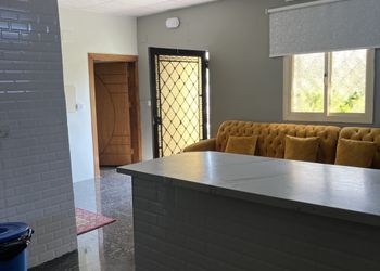 شاليه بمسبح داخلي وجلسة خارجية