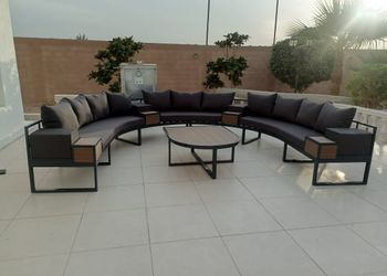 استراحة بمجلس واسع وفناء خارجي 