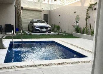 شاليه بجلسة تطل على مسبح خارجي 