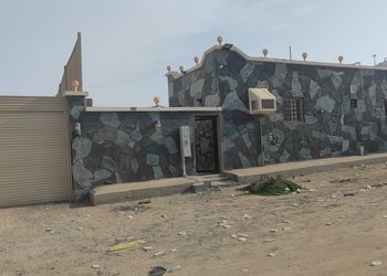 استراحة بجلسة خارجية وألعاب أطفال