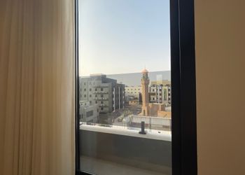 شقة بغرفه نوم سرير ماستر ومجلس
