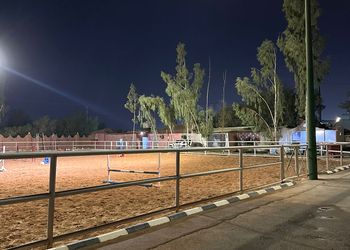 استراحة بجلسة مطلة على مسبح 
