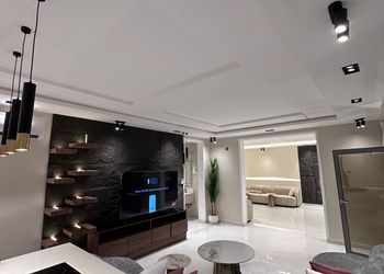شاليه بتصميم أنيق ومسبح خارجي 