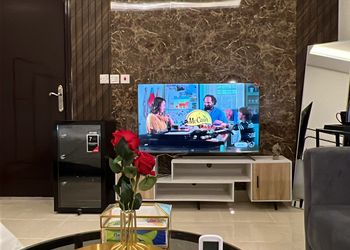 استديو بأثاث مريح وبسيط 