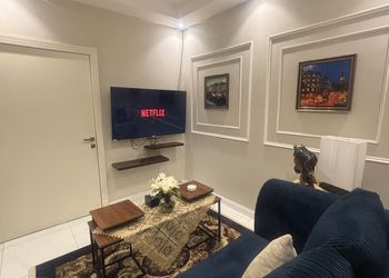 شقة بصالة وغرفة نوم بأثاث مريح