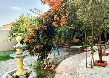شاليه بمسطح اخضر وجلسة خارجية 