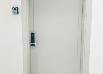 استديو بأثاث مريح وبسيط