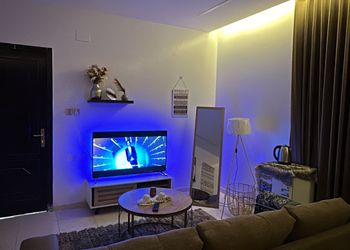 استديو بأثاث مريح وبسيط 