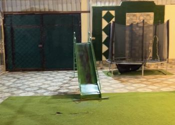 شاليه بمسطح اخضر وجلسة خارجية 