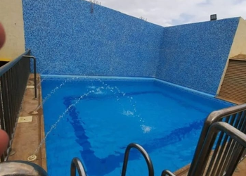 شاليه بجلسة خارجية مطلة على مسبح