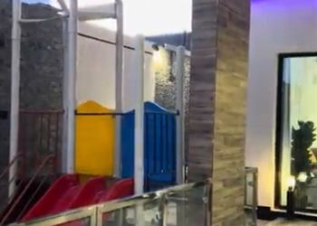 شاليه بمسبح خارجي وجلسة خارجية 
