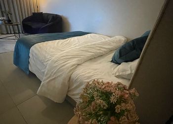 استديو بأثاث مريح وبسيط 