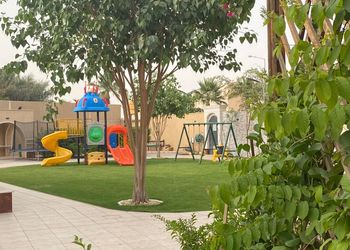 استراحة بمسطح اخضر والعاب اطفال
