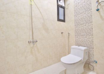 شقة بصالة وثلاث غرف نوم
