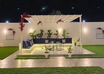شاليه بمسطح اخضر وجلسة خارجية