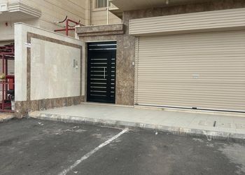 شقة بصالة وثلاث غرف نوم