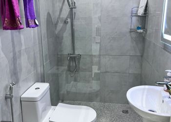 شاليه بمسطح اخضر وجلسة خارجية 